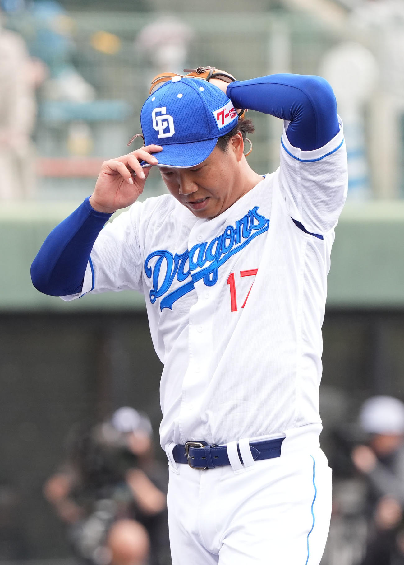 中日対日本ハム　2回表終了、ベンチへ戻る柳（撮影・森本幸一）
