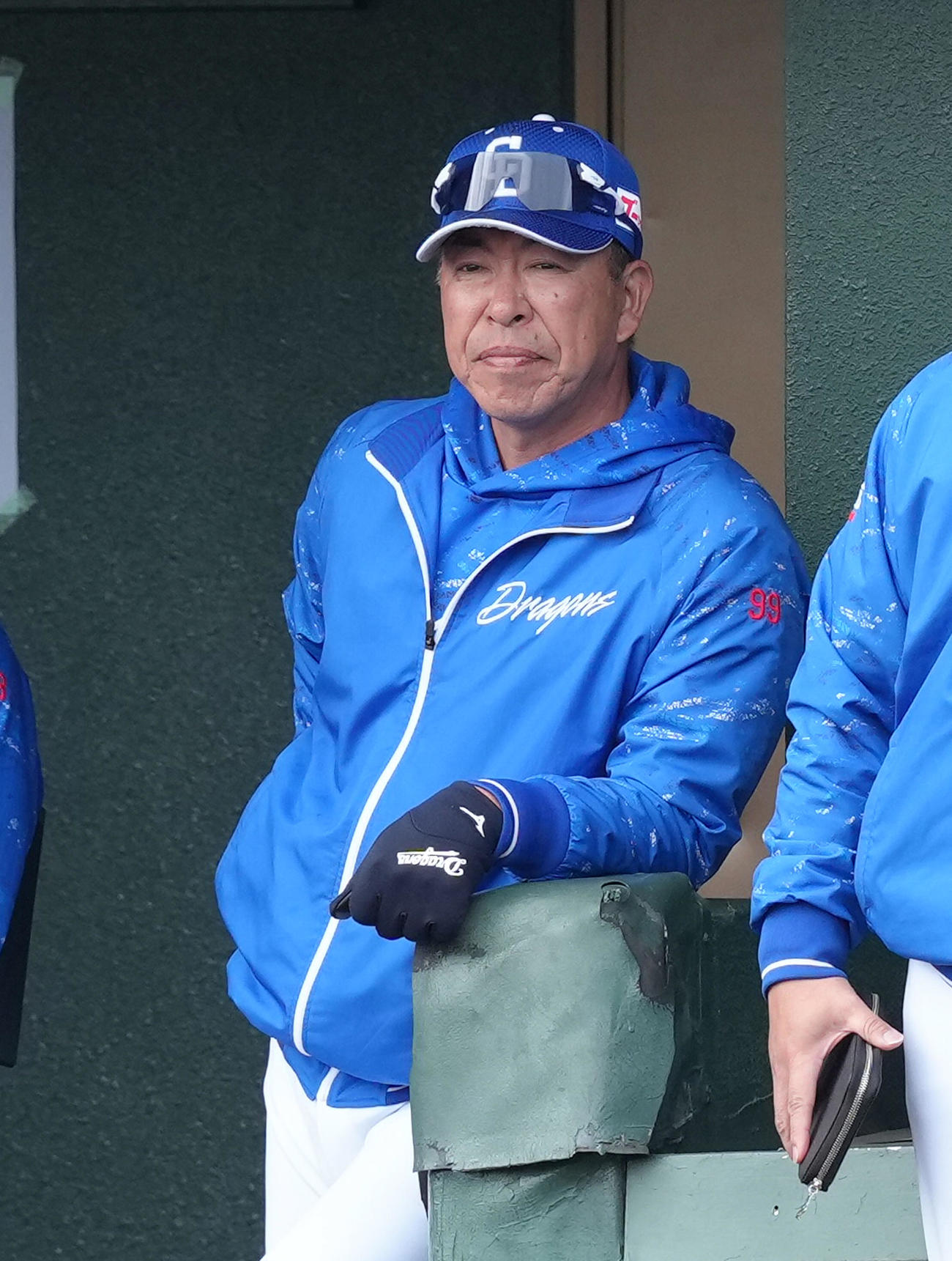 練習試合　中日対日本ハム　戦況を見つめる中日井上監督（撮影・足立雅史）