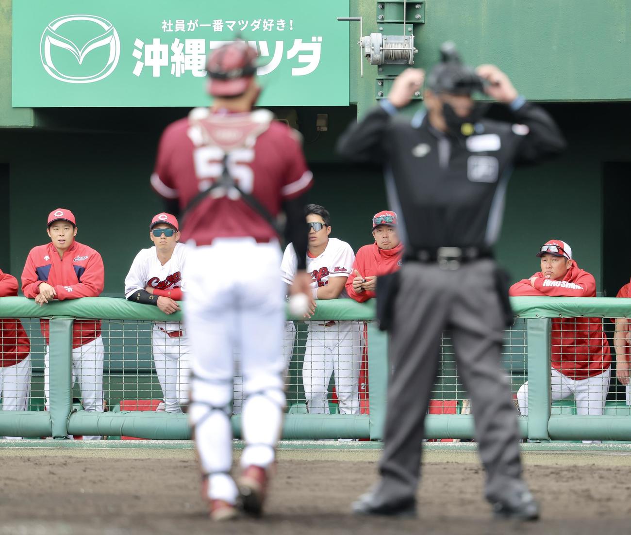 広島対楽天　7回裏、戦況を見守る新井監督（右）（撮影・河田真司）