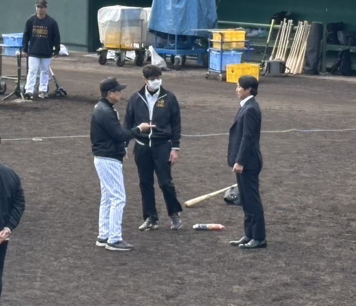 阪神の伊藤ヴィットル通訳がチームを離れてブラジル代表に合流するため、平田勝男2軍監督（左）にあいさつする（撮影・林亮佑）