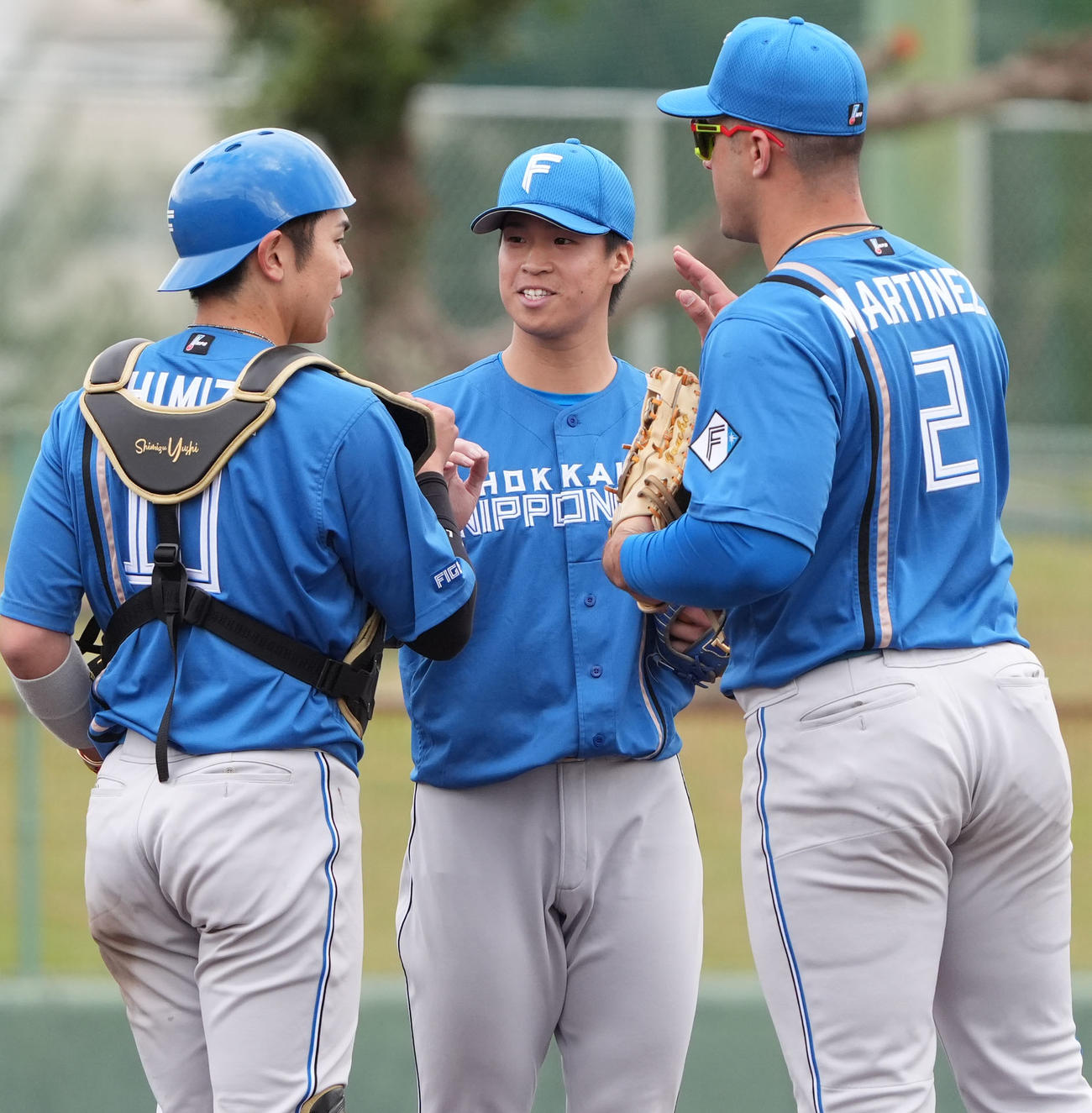 中日対日本ハム　試合終了、ナインとタッチを交わす松岡（中央）（撮影・森本幸一）