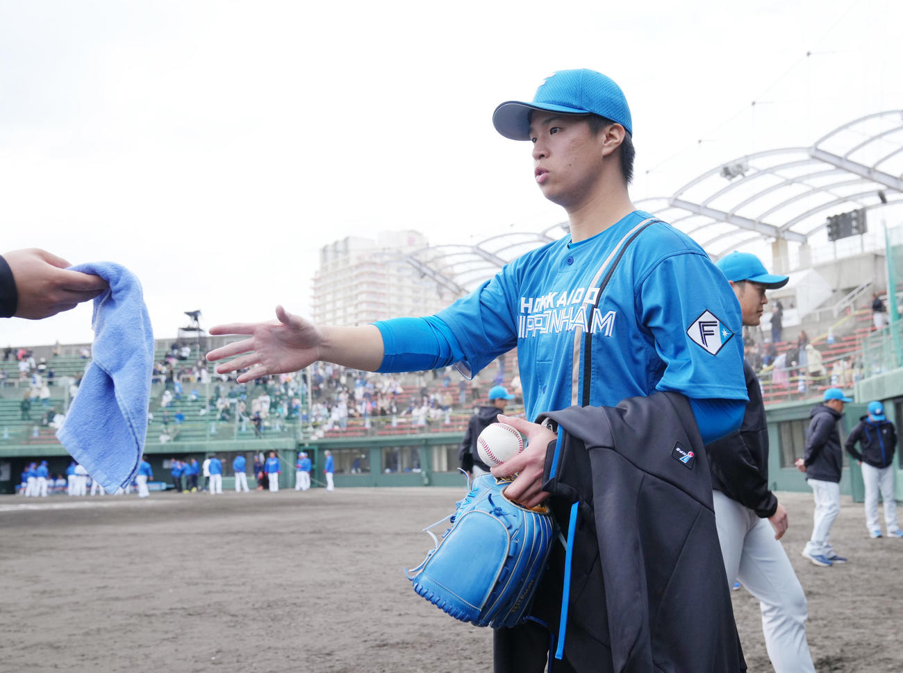 中日対日本ハム　試合を終え、引き揚げる日本ハム松岡（撮影・足立雅史）