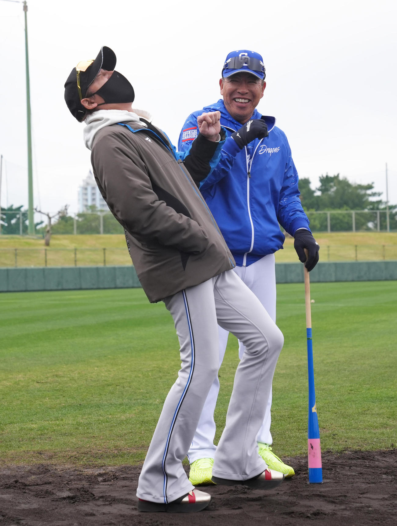 グラウンドで談笑する日本ハム新庄監督（左）と中日井上監督（撮影・足立雅史）