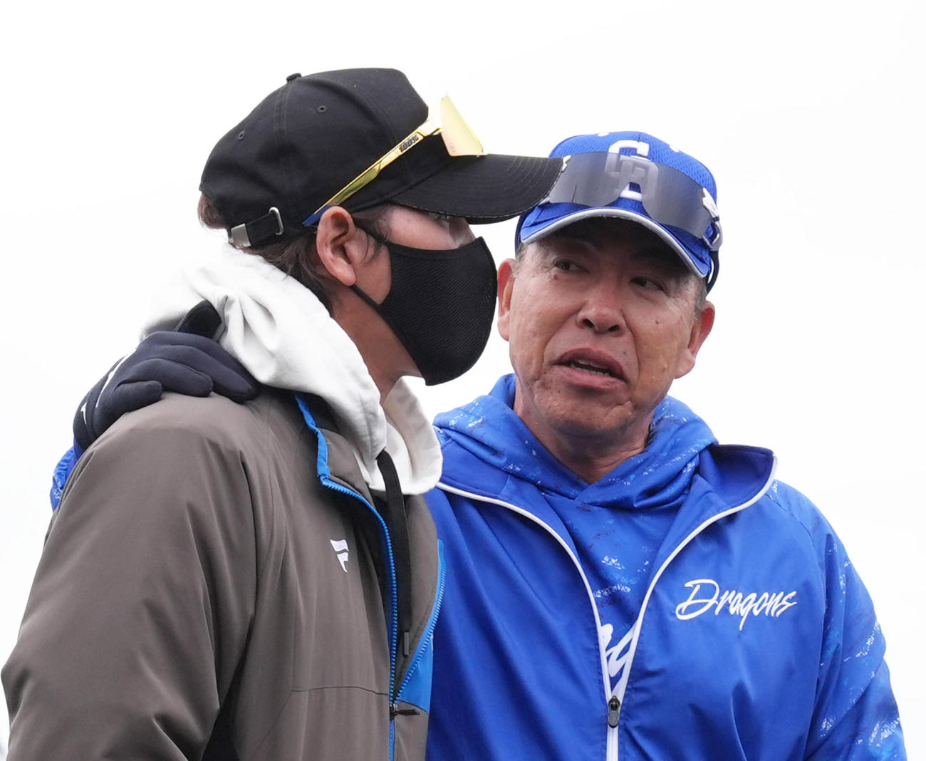 練習試合　中日対日本ハム　日本ハム新庄監督（左）の肩に手を回し話す中日井上監督（撮影・足立雅史）