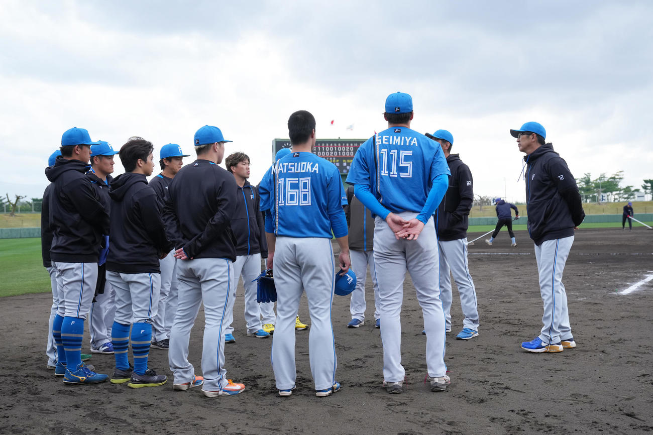 中日対日本ハム　試合後、グラウンドでミーティングを行う日本ハムの松岡（中央）、清宮虎（同右）ら投手陣（撮影・足立雅史）
