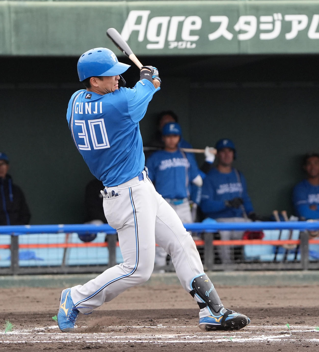 中日対日本ハム　2回表日本ハム無死、左二塁打を放つ郡司（撮影・森本幸一）