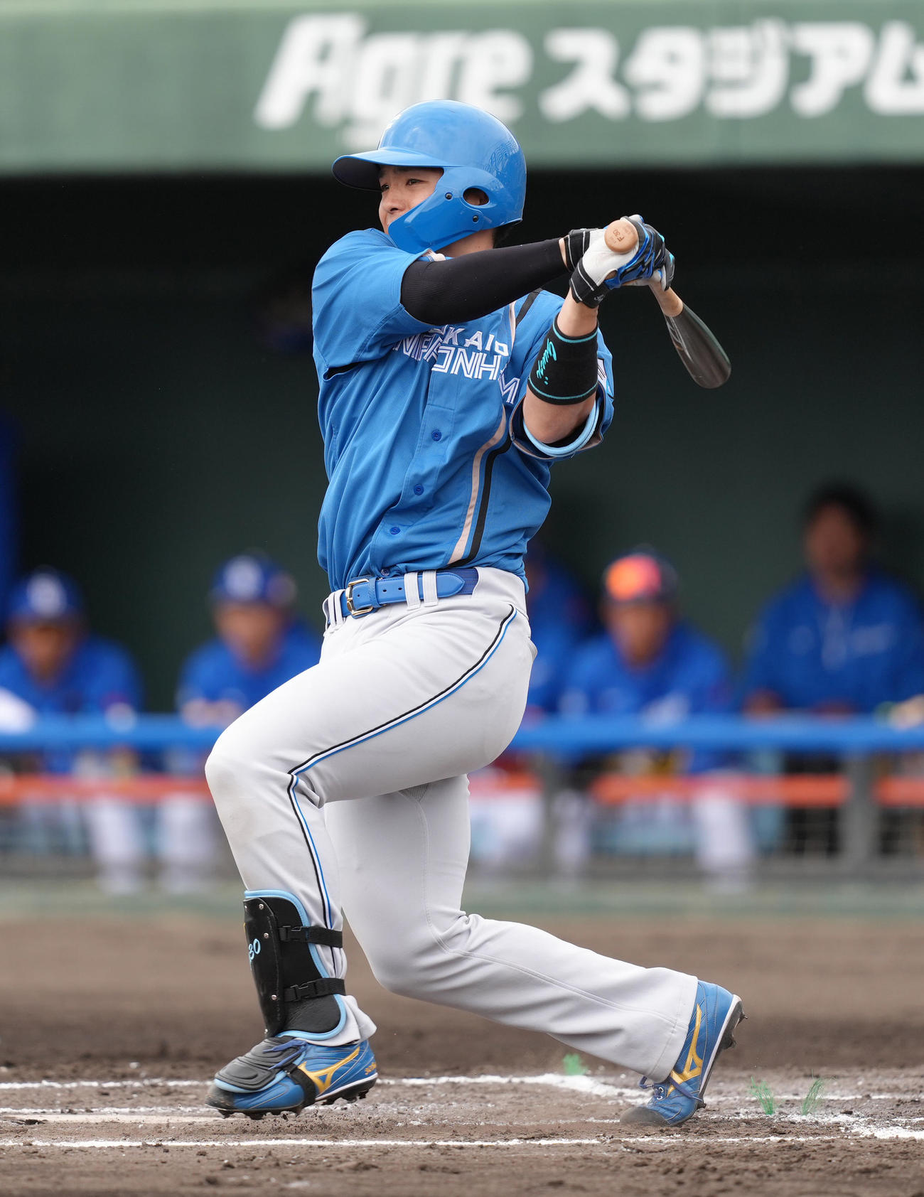 中日対日本ハム　2回表日本ハム1死、郡司は左二塁打を放つ（撮影・足立雅史）