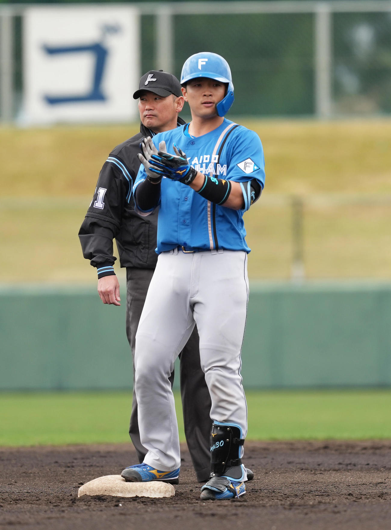中日対日本ハム　2回表日本ハム1死、郡司は左二塁打を放つ（撮影・足立雅史）