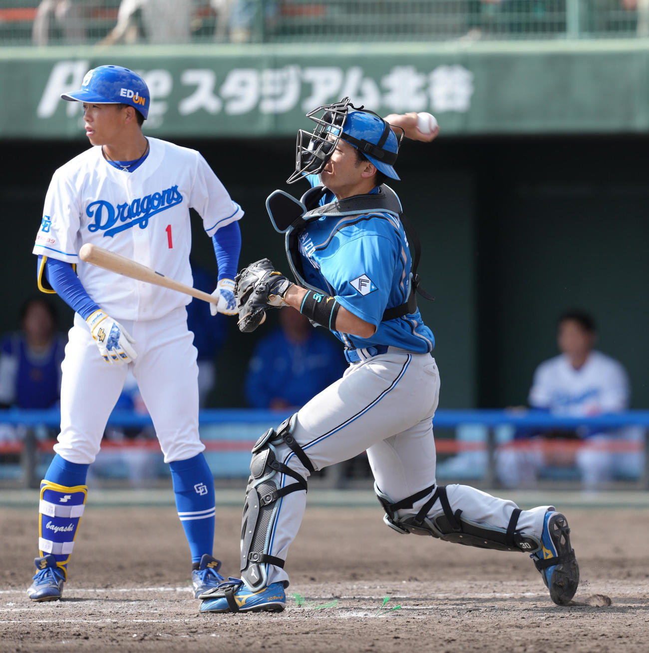 中日対日本ハム　5回裏中日無死一塁、打者岡林（左）の時、一塁走者樋口の二塁盗塁を阻止する郡司（撮影・足立雅史）