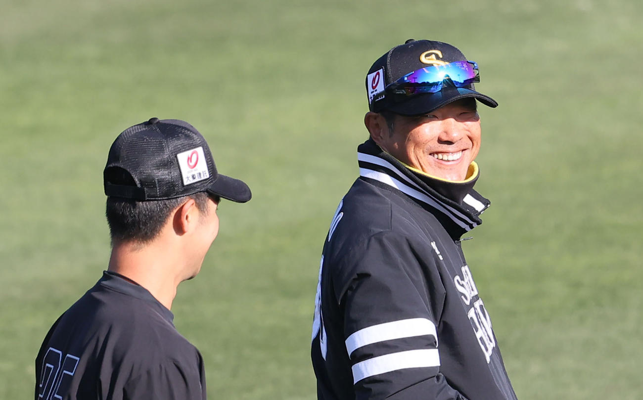 練習前にソフトバンク庄子に声をかける小久保監督（撮影・梅根麻紀）