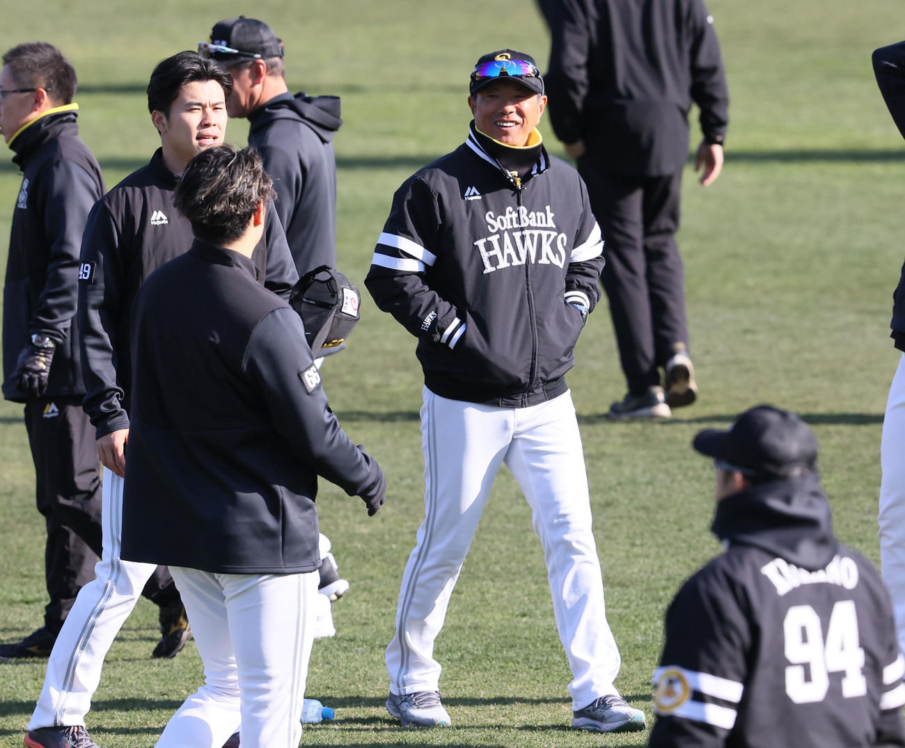 笑顔でナインに声をかける小久保監督（撮影・梅根麻紀）
