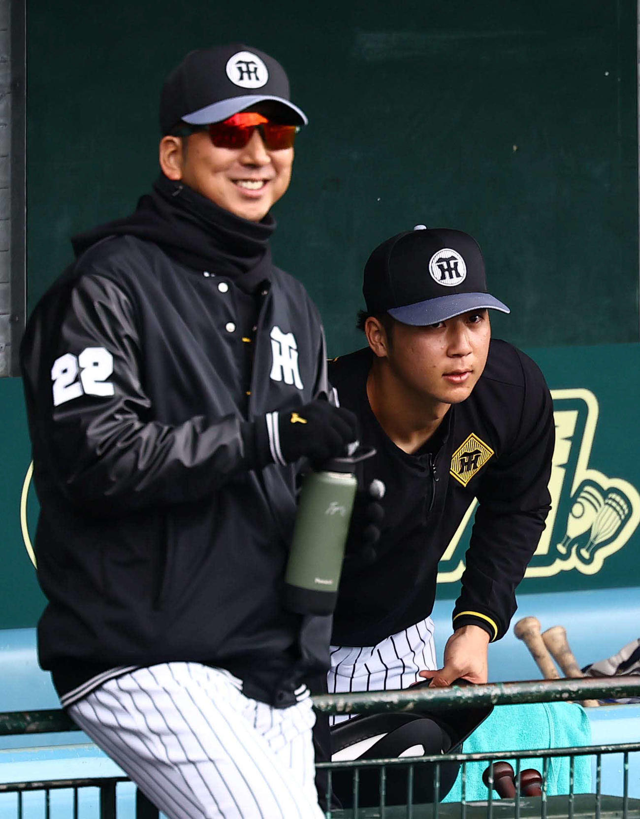 2月8日　阪神井坪陽生（右）と藤川監督