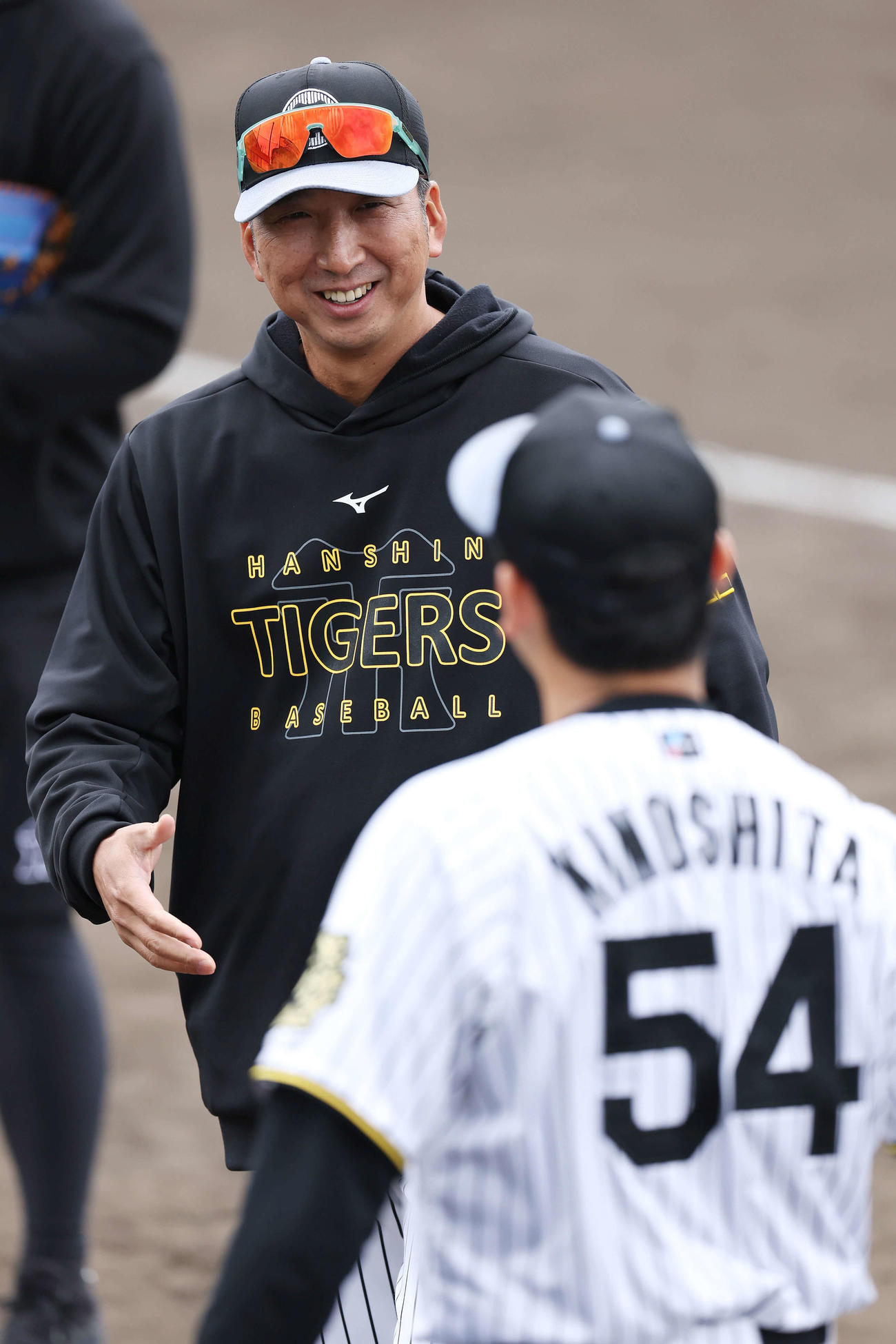ライブBPの登板を終えた阪神木下（手前）と握手を交わす藤川監督（撮影・前田充）