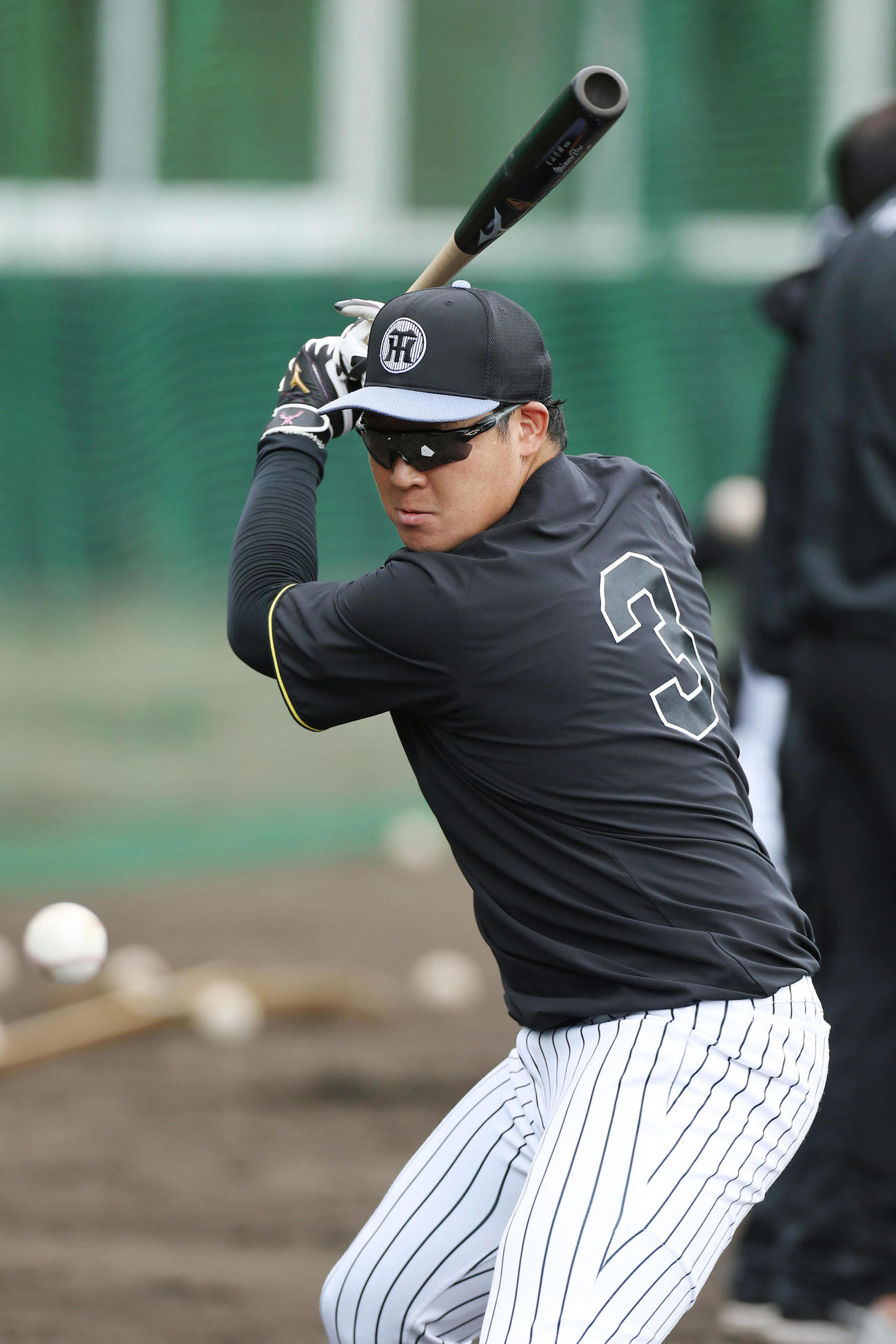 ロングティー打撃を行う阪神大山（撮影・前田充）