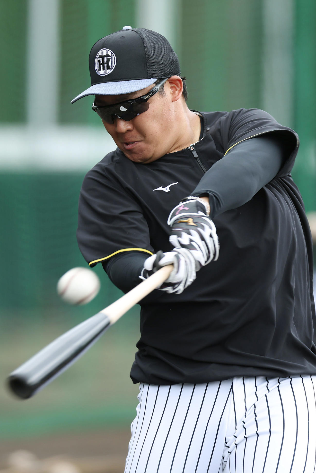 ロングティー打撃を行う阪神大山（撮影・前田充）