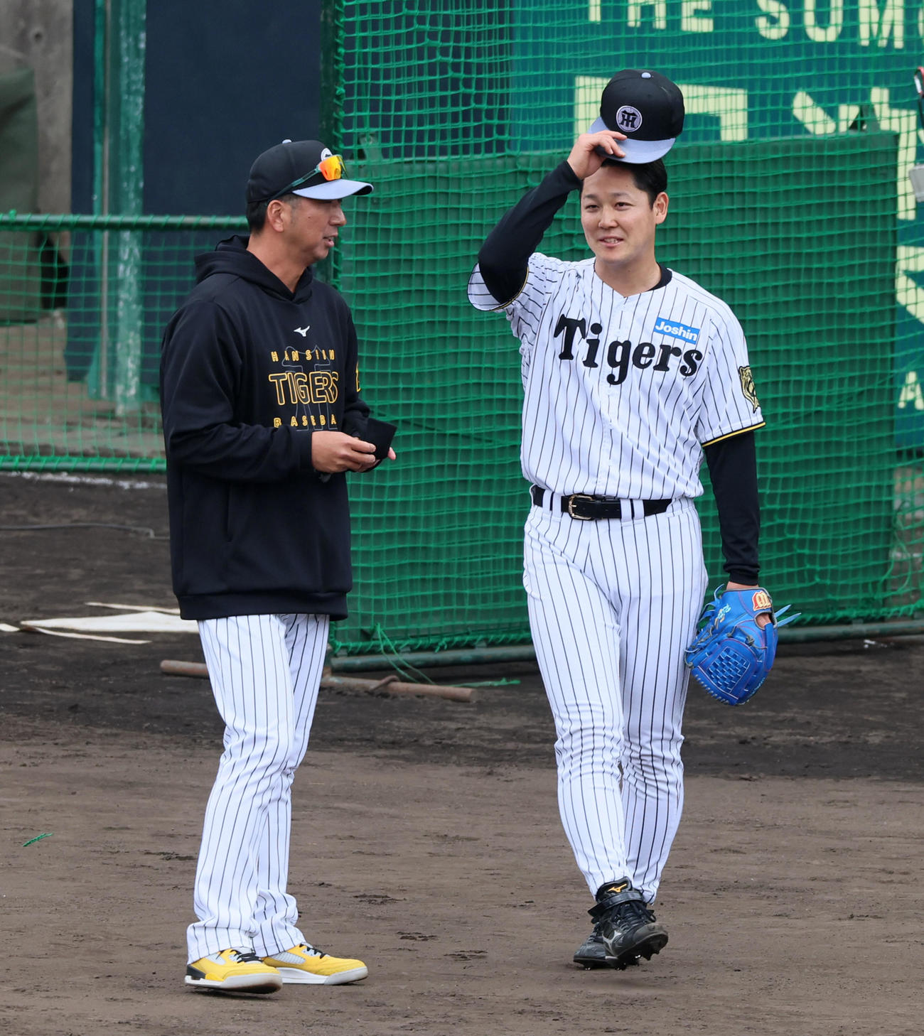 シート打撃練習に登板した木下（右）と話す藤川監督（撮影・加藤哉）