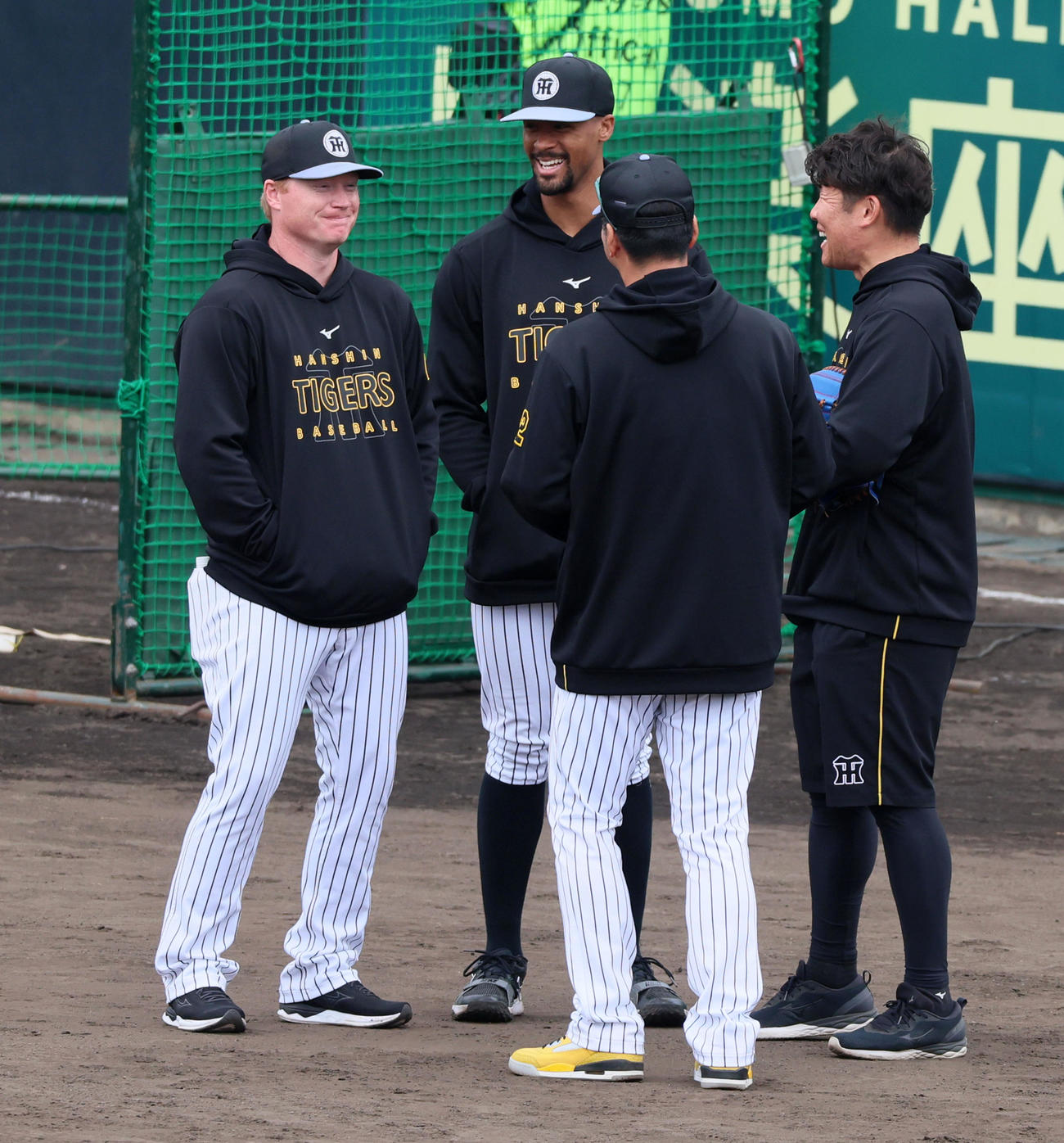シート打撃を終え藤川監督と話すネルソン（左）、デュプランティエ（撮影・加藤哉）