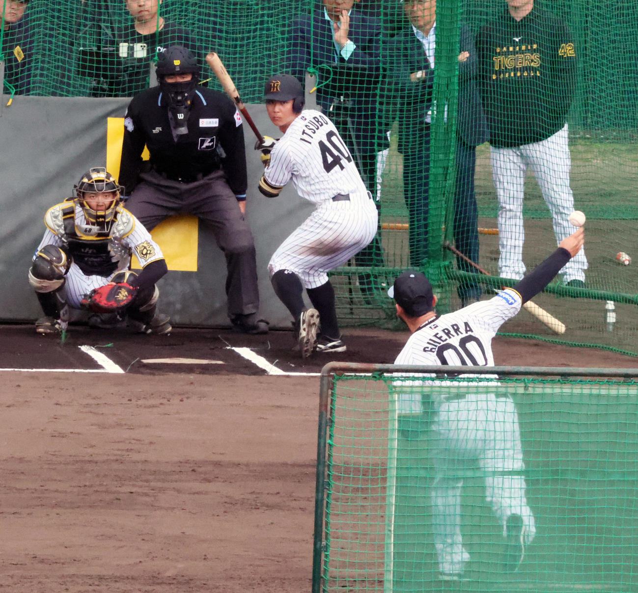 シート打撃に登板したゲラは変化球で井坪のバットを折った（撮影・加藤哉）