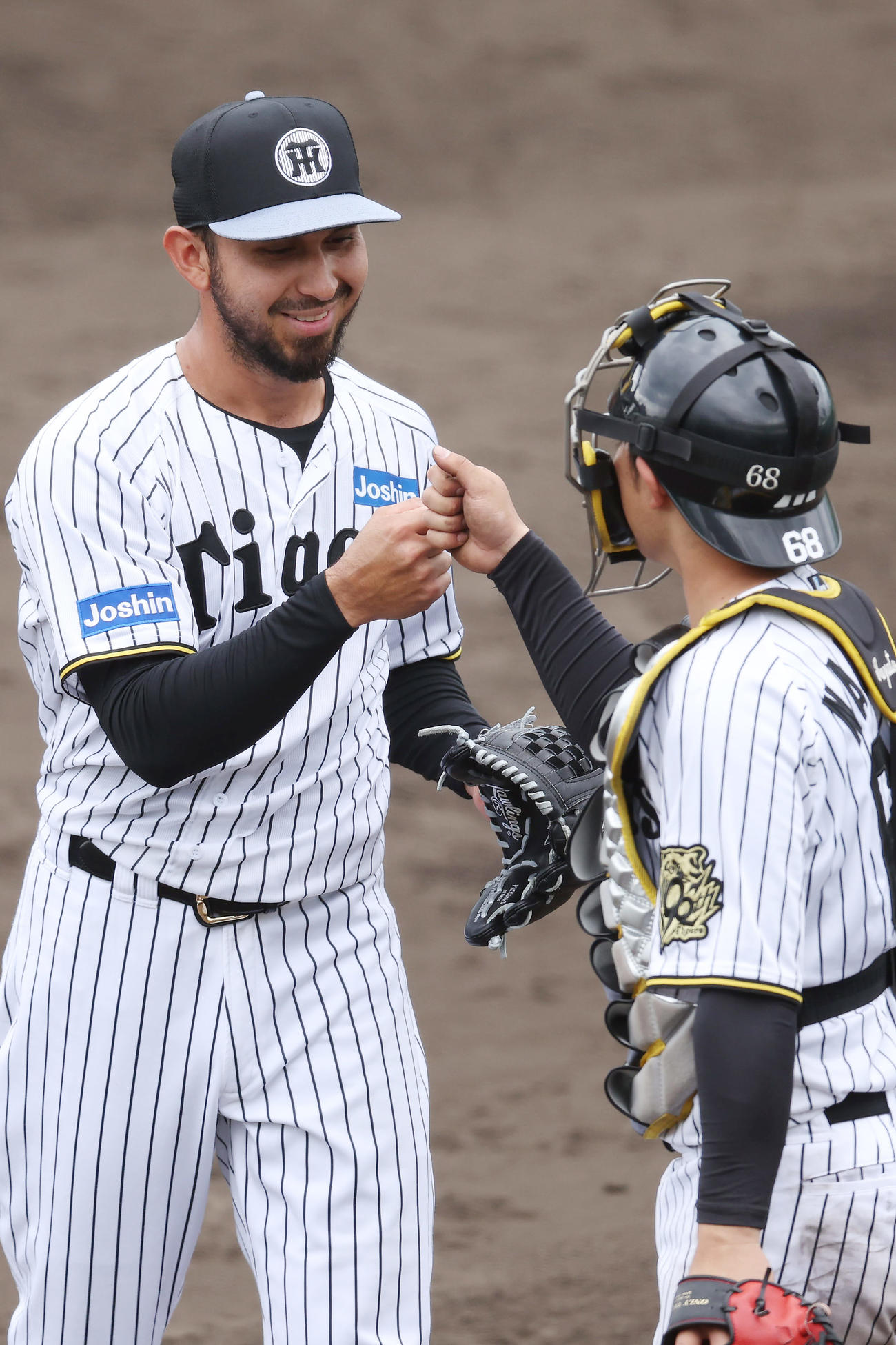 ライブBPの登板を終え、阪神中川（右）とグータッチするゲラ（撮影・前田充）