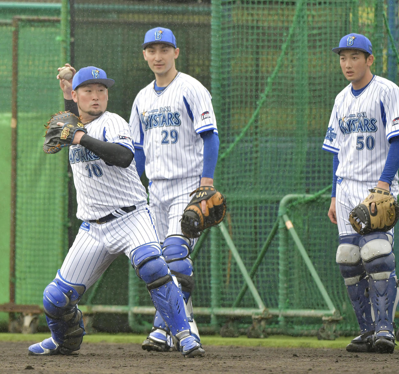 22年2月、内野ノックを受ける、左からDeNA戸柱、伊藤光、山本