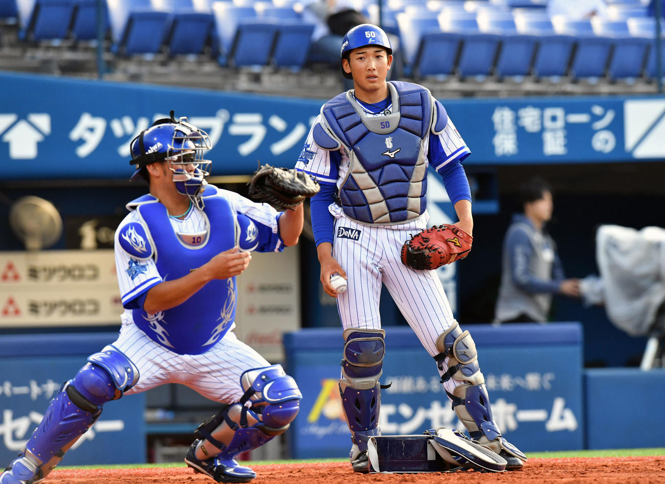 18年5月24日、DeNA対中日　試合前に練習するDeNA山本（奥）。手前は戸柱