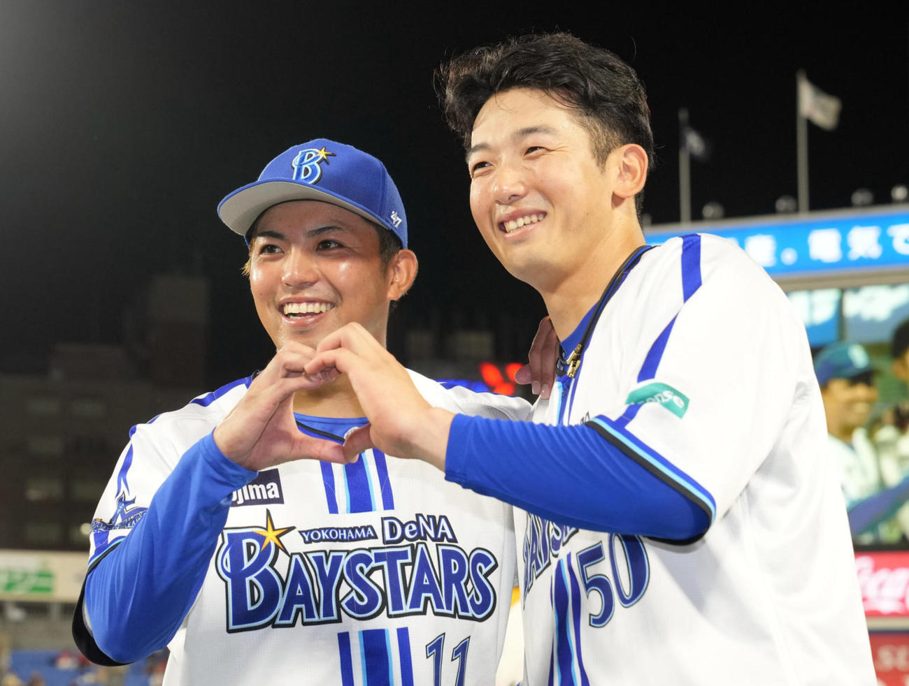 23年8月24日、DeNA対広島　11勝を挙げ、記念撮影でファンのリクエストで山本（右）とハートを作る東