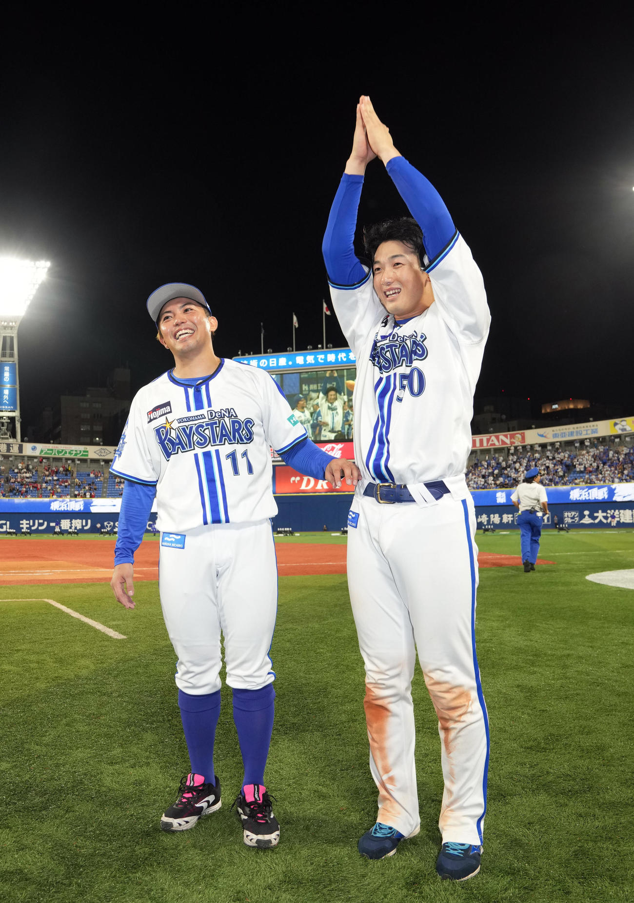 23年8月24日、DeNA対広島　11勝を挙げ、記念撮影で山本（右）が人文字で「11」を作ろうとすると「ダサイ！」と苦笑いする東