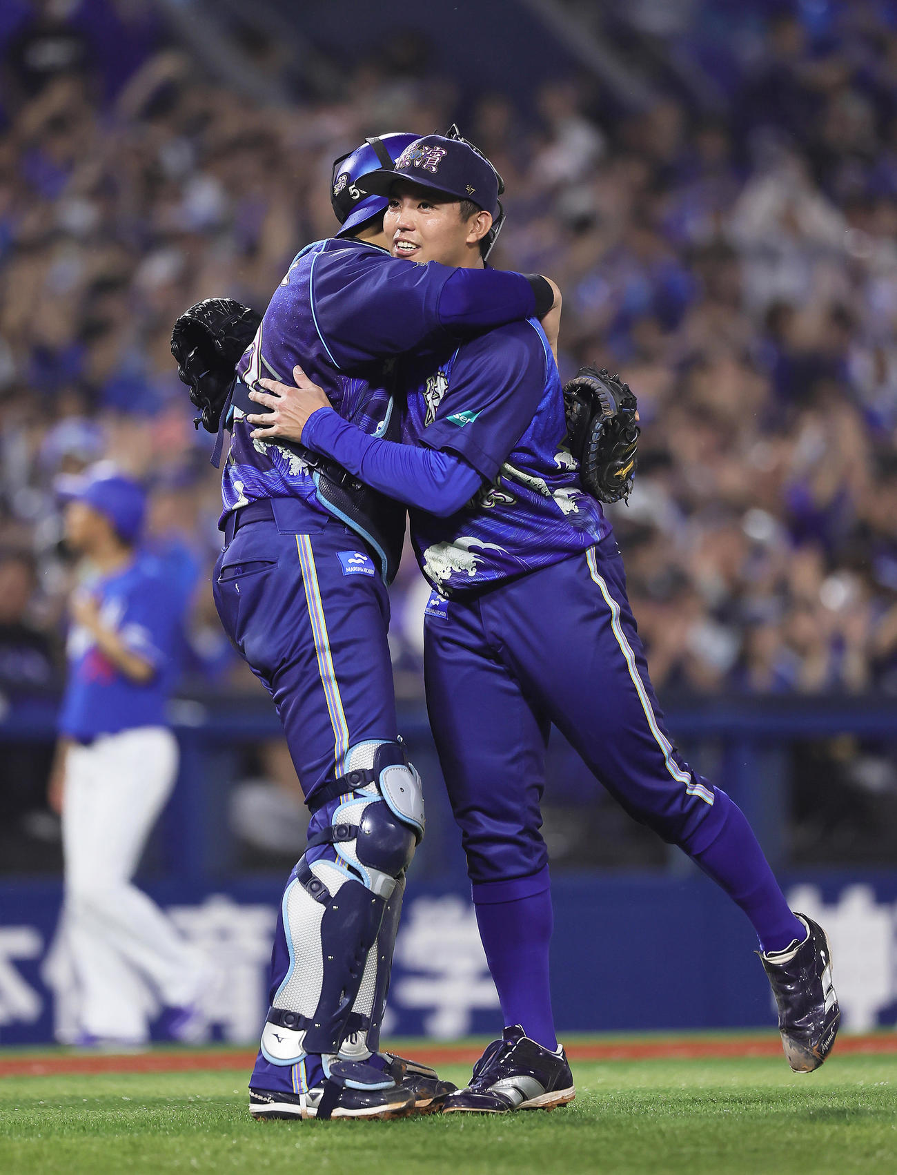 24年7月10日、DeNA対中日　完封勝利を飾ったDeNA東（右）は山本と抱き合い喜ぶ
