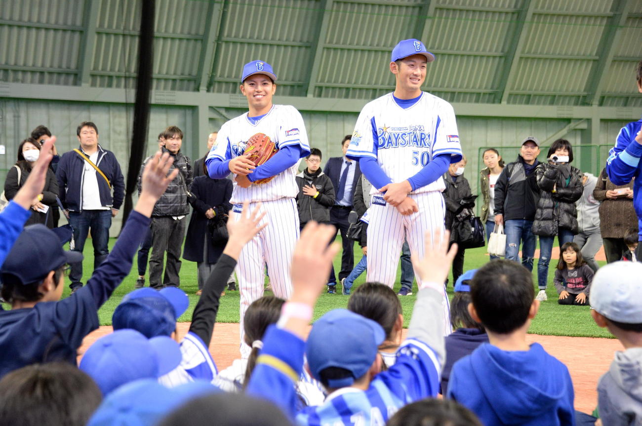 19年12月15日、野球教室で子どもたちから質問を受けるDeNA東（左）と山本