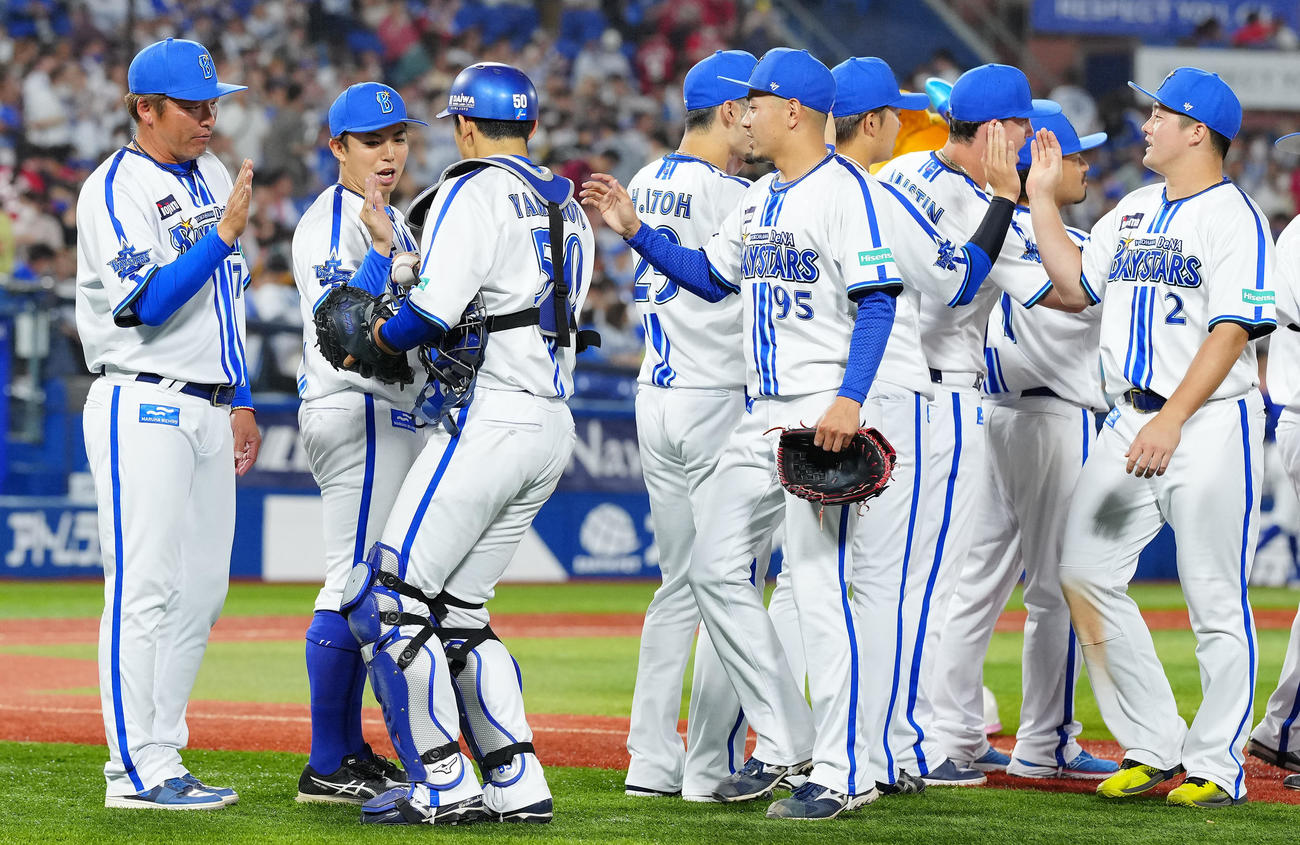 23年5月18日、DeNA対広島　広島に連勝し勝利球を渡さず通り過ぎようとするDeNA山本（左から3人目）に声をかけ呼び止める東（同2人目）