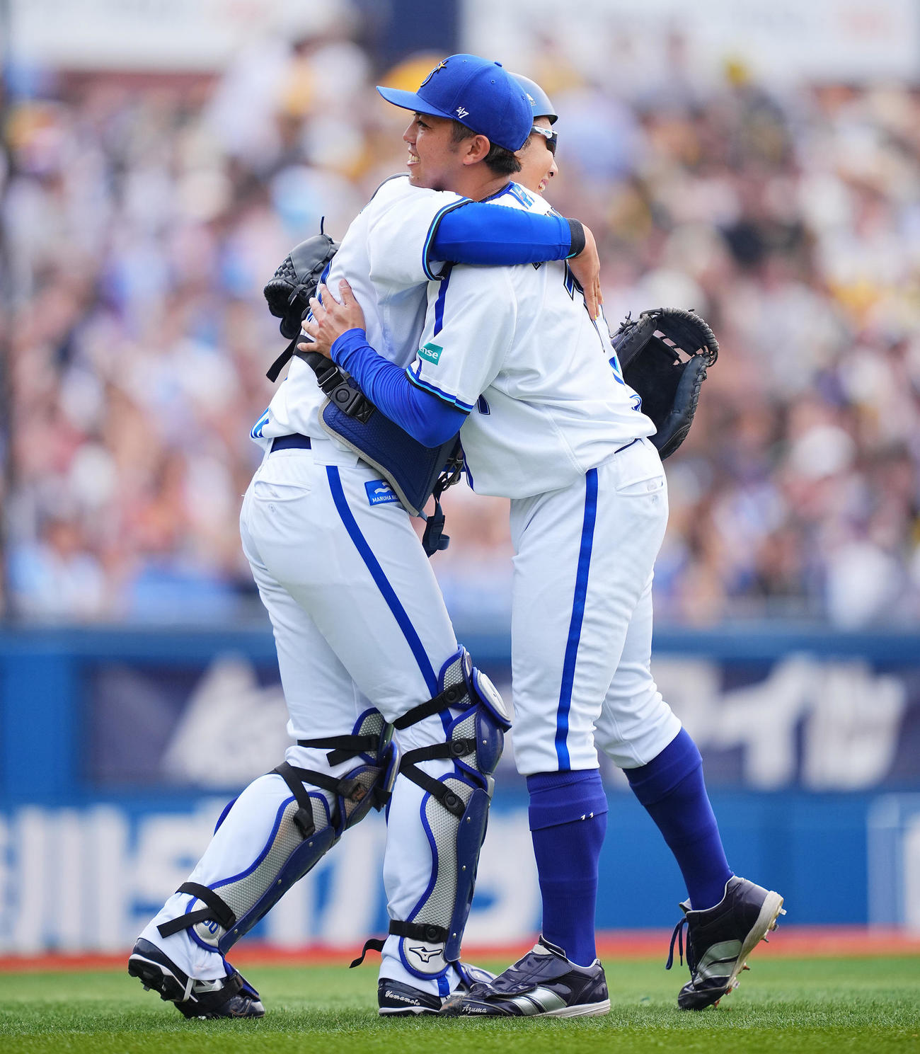 23年6月24日、DeNA対阪神　9回表阪神2死、大山悠輔を中飛に仕留め完封勝利の東（右）は山本と抱き合う