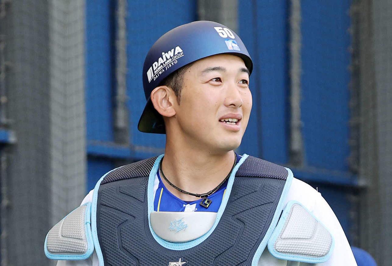 ブルペンで練習するDeNA山本（撮影・鈴木正人）