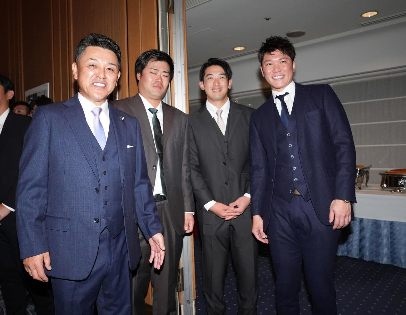 24年12月3日、谷繁元信氏「野球殿堂入りパーティー」左からDeNA伊勢、山本、巨人坂本