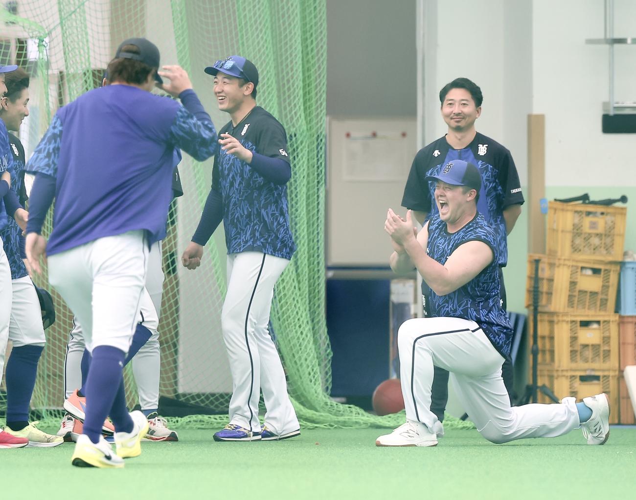 誕生日を迎えた知野（手前左）を祝福するDeNA牧（右）と山本（2025年2月16日撮影）