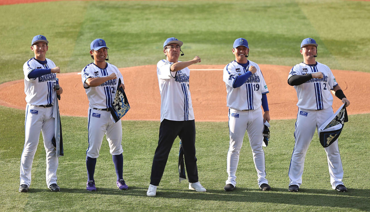 23年8月20日、DeNA対阪神　デスターシャポーズを見せる石橋貴明（中央）とDeNAの選手たち、左から山本、今永、ひとりおいて山崎、牧