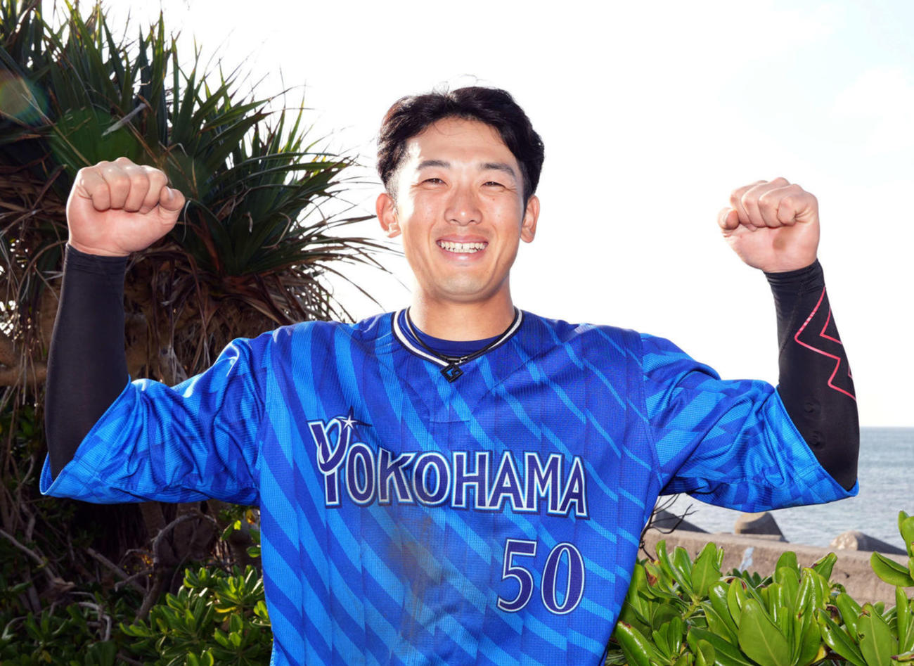 侍ジャパンに選出され笑顔でポーズを決める山本祐大（2024年2月13日撮影）