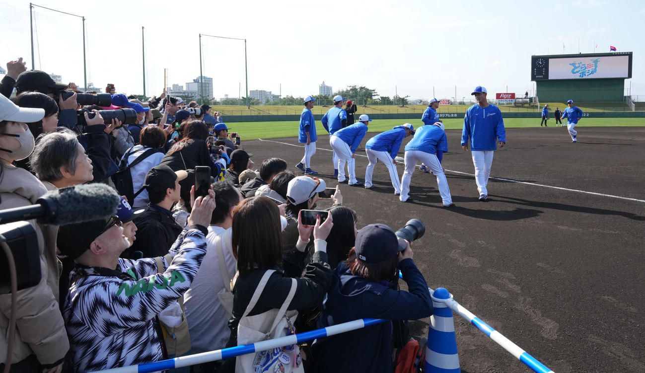 三塁側ファウルゾーン一部をファンへ開放し練習が行われた中日キャンプ（撮影・森本幸一）