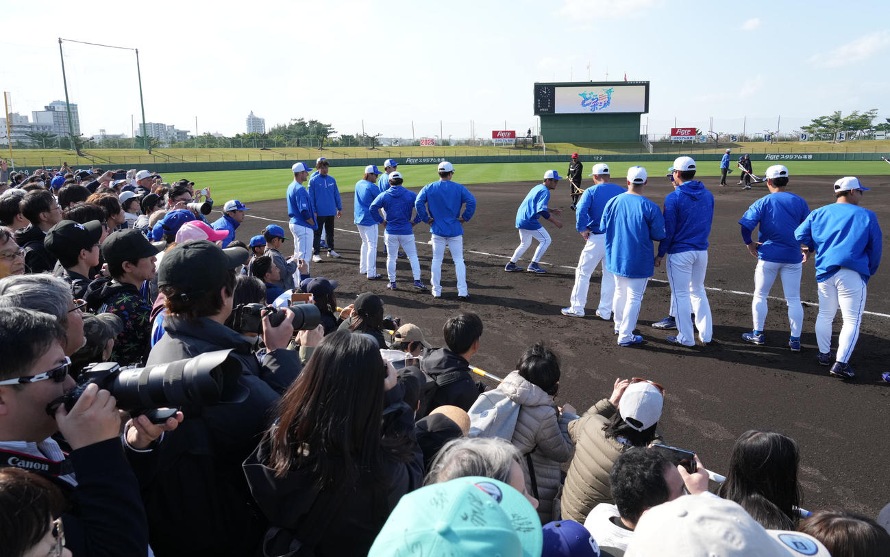 三塁側ファウルゾーン一部をファンへ開放し練習が行われた中日キャンプ（撮影・森本幸一）