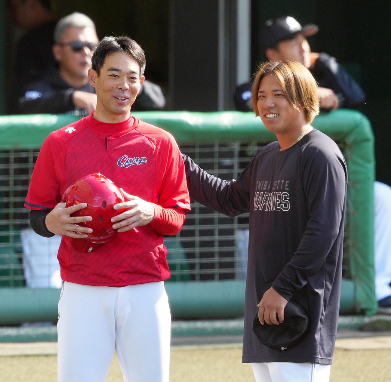 広島対ロッテ　試合前練習中、言葉を交わす広島秋山（左）とロッテ愛斗（撮影・江口和貴）