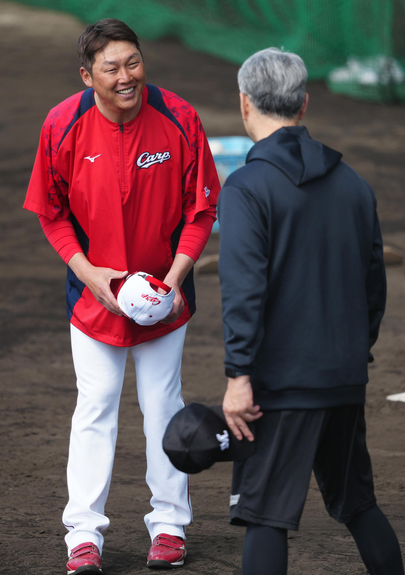 広島対ロッテ　試合前練習中、ロッテ吉井監督（右）とあいさつを交わす広島新井監督（撮影・江口和貴）