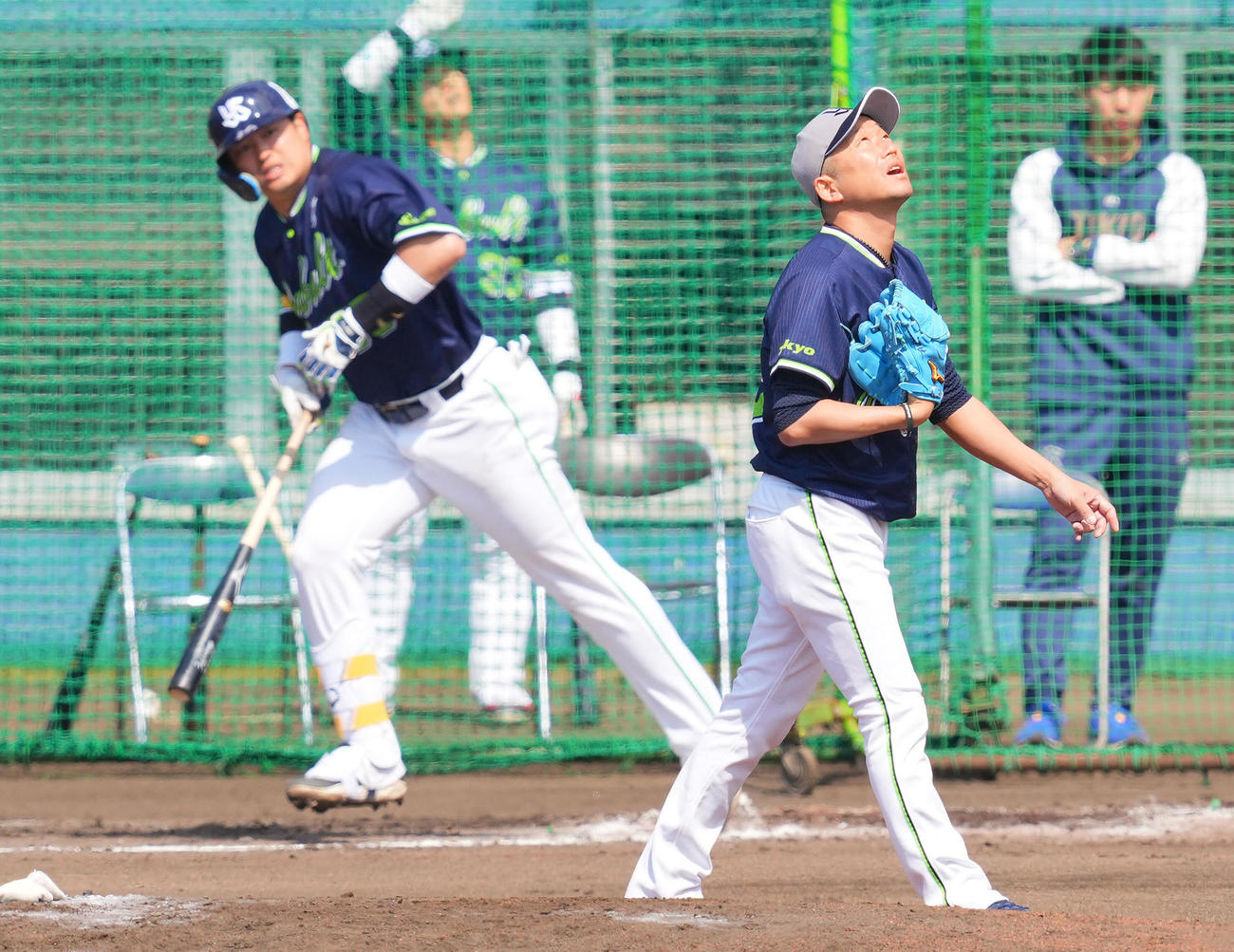 シート打撃で村上を左飛に打ち取るヤクルト石川（撮影・垰建太）