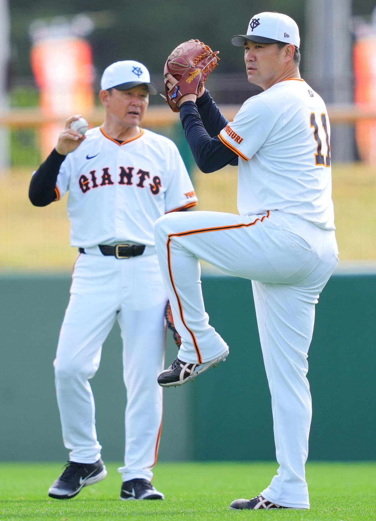 久保巡回投手コーチ（左）と投球練習に臨む巨人田中将（2025年2月16日撮影）
