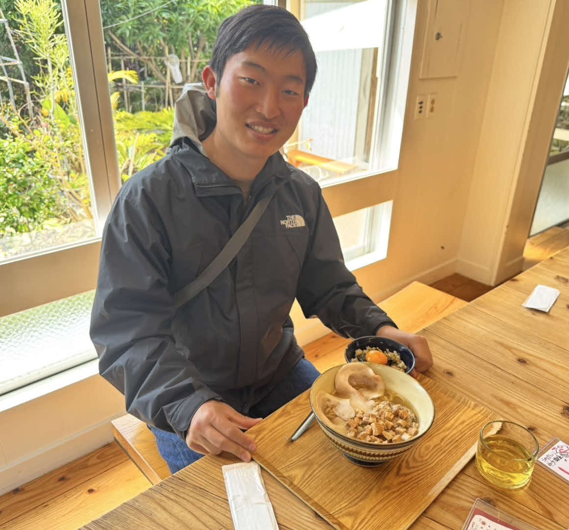 沖縄そばを堪能する水谷記者（撮影・水谷京裕）