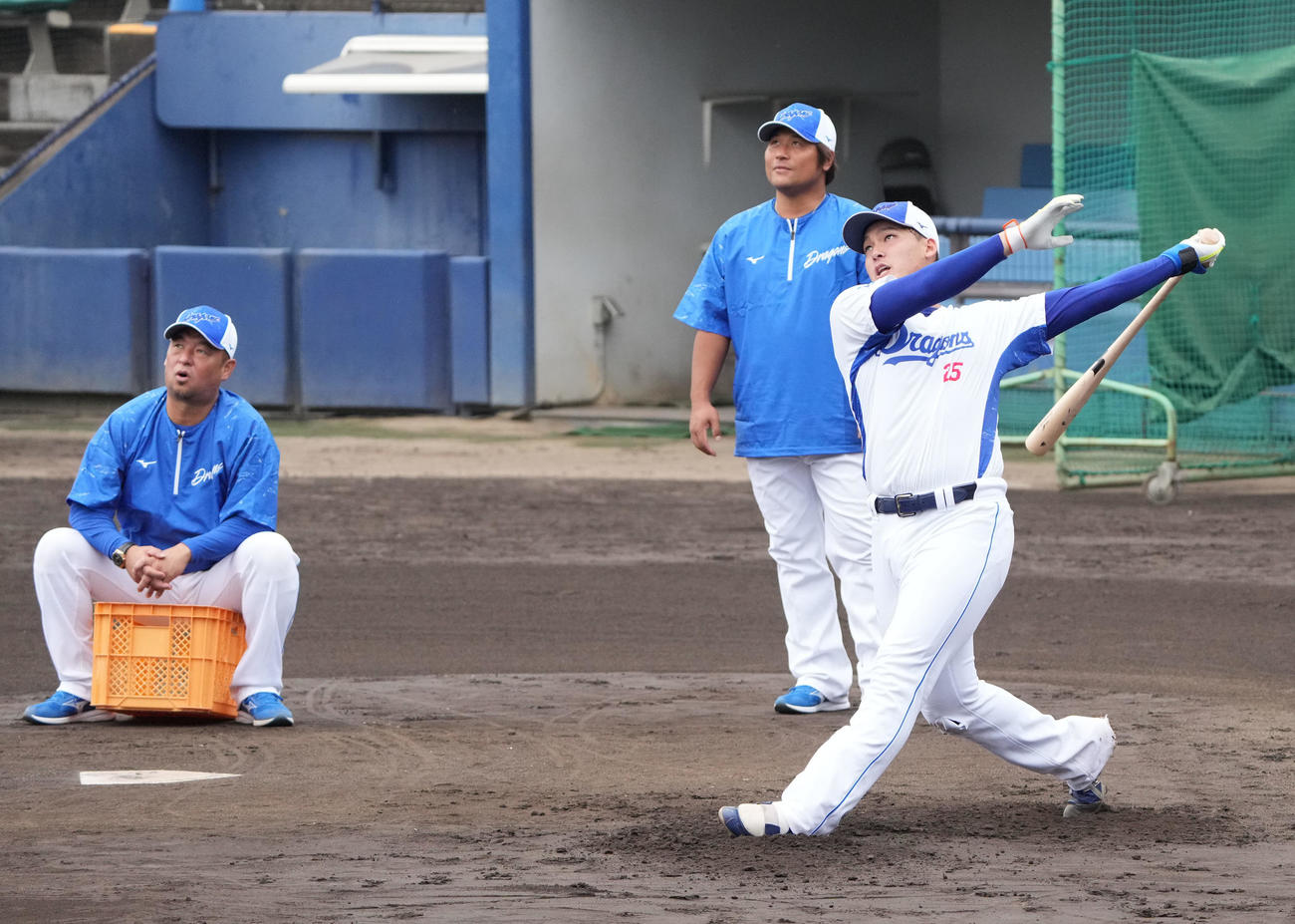 石川昂弥にアドバイスをしながらロングティー打撃練習を見つめる松中信彦打撃コーチ（左）（2024年11月撮影）