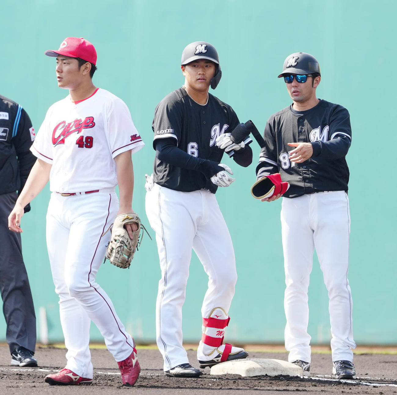 広島対ロッテ　1回表ロッテ2死、右前打を放った西川（中央）（撮影・江口和貴）