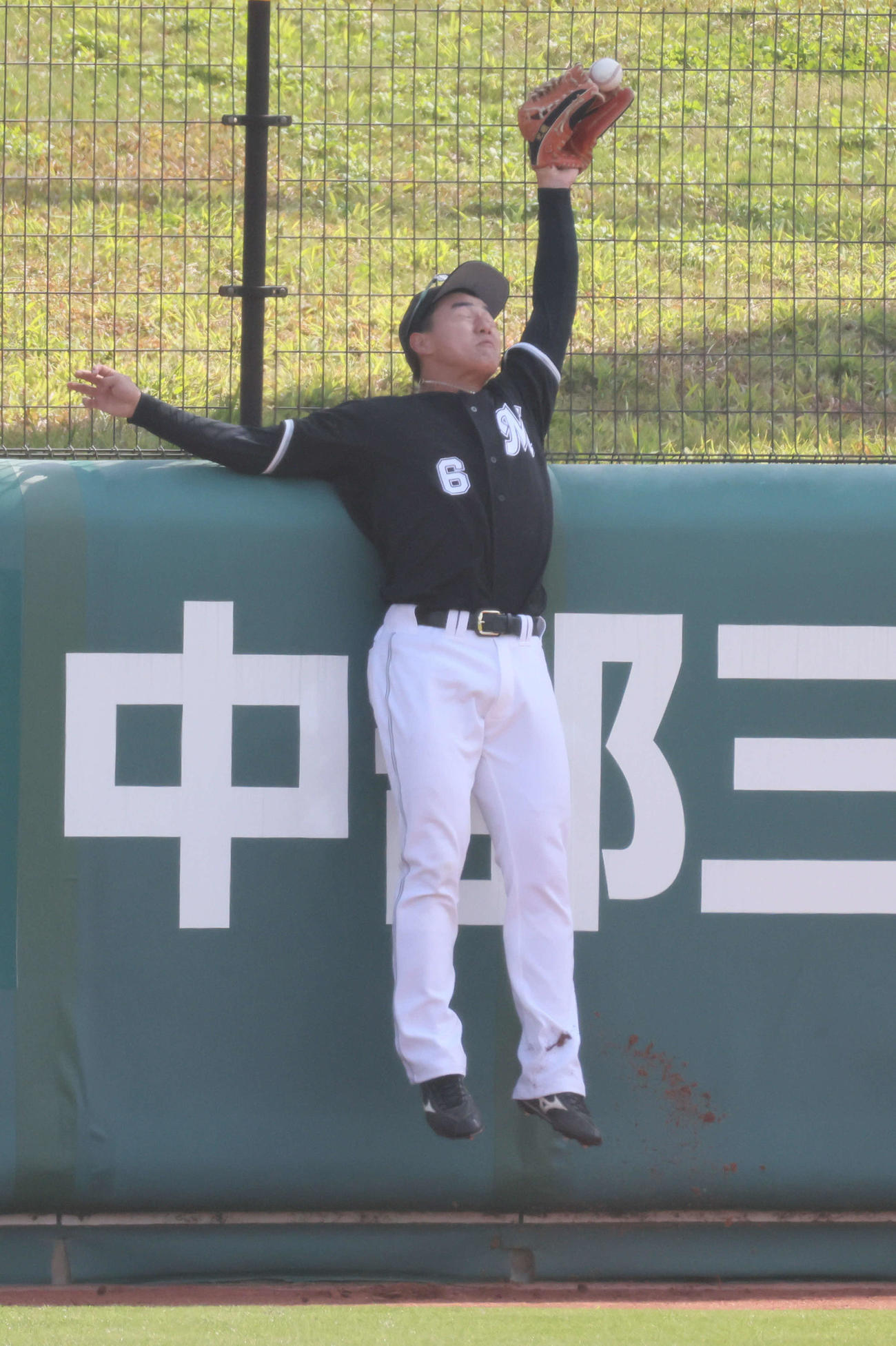 練習試合広島対ロッテ　1回裏広島2死、堂林の打球を捕り逃した西川（撮影・加藤孝規）