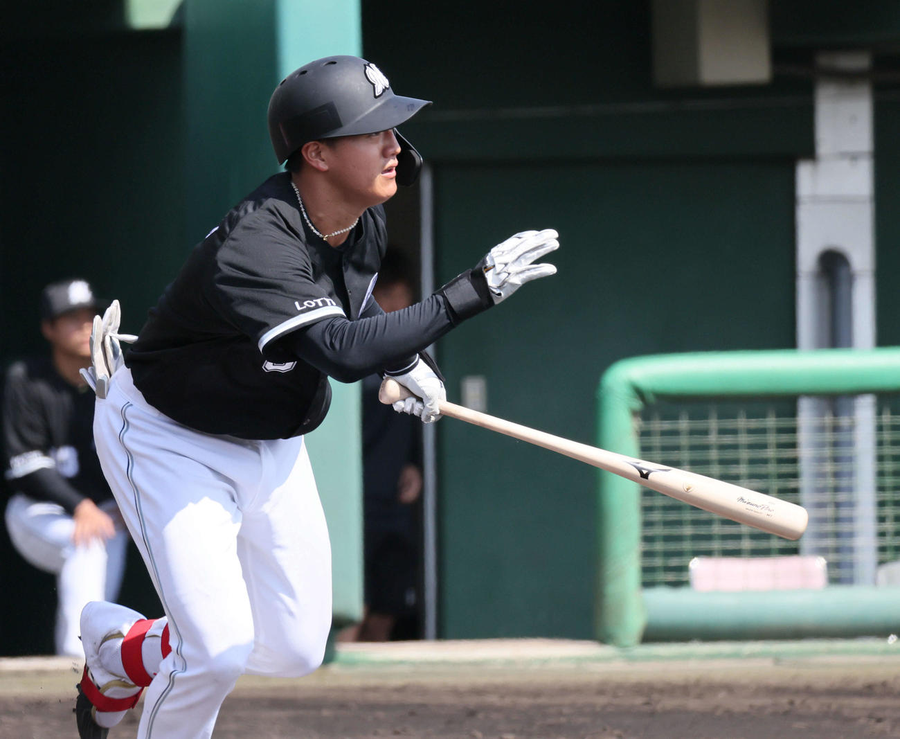 練習試合広島対ロッテ　4回表ロッテ無死、西川は中前打を放つ（撮影・加藤孝規）
