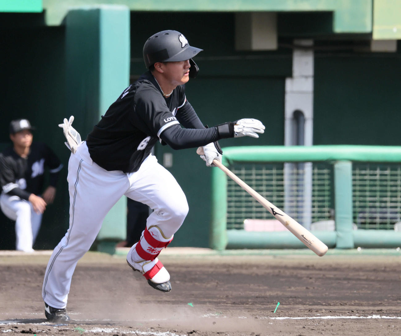 練習試合広島対ロッテ　4回表ロッテ無死、西川は中前打を放つ（撮影・加藤孝規）