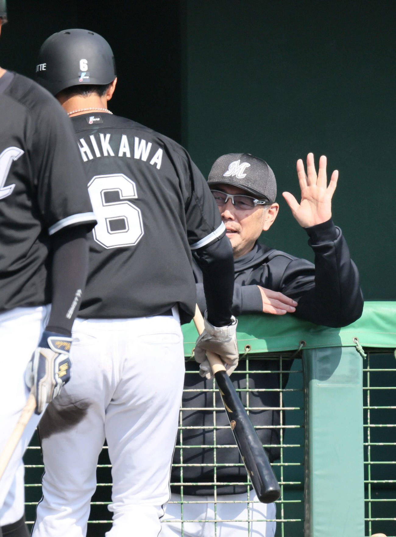練習試合広島対ロッテ　6回表ロッテ無死三塁、安田の右前適時打で生還した西川を迎える吉井監督（撮影・加藤孝規）