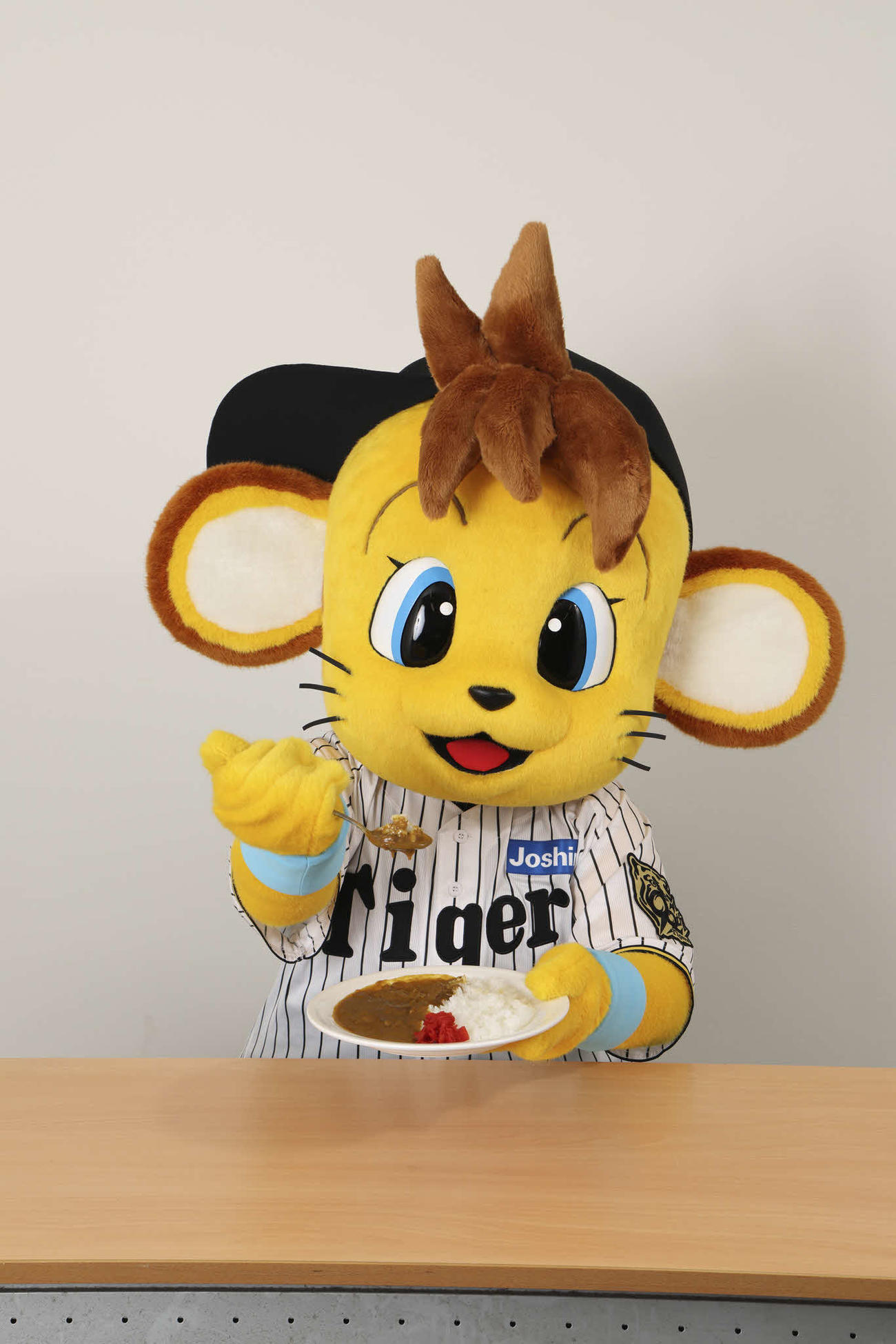 阪神新2軍施設「ゼロカーボンベースボールパーク」で販売される「虎風荘カレー」を食べる新マスコットの「コラッキー」（球団提供）